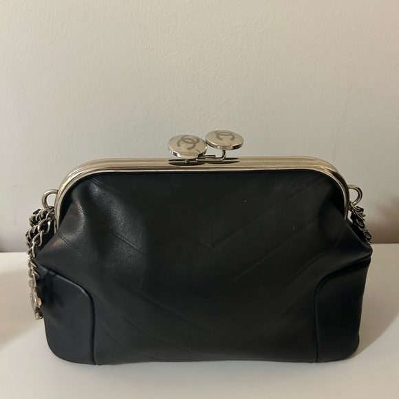 Authentic Vintage Chanel Elegant Black Leather Handbag - Picture 4 of 9